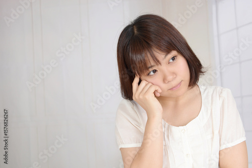 困った表情の女性