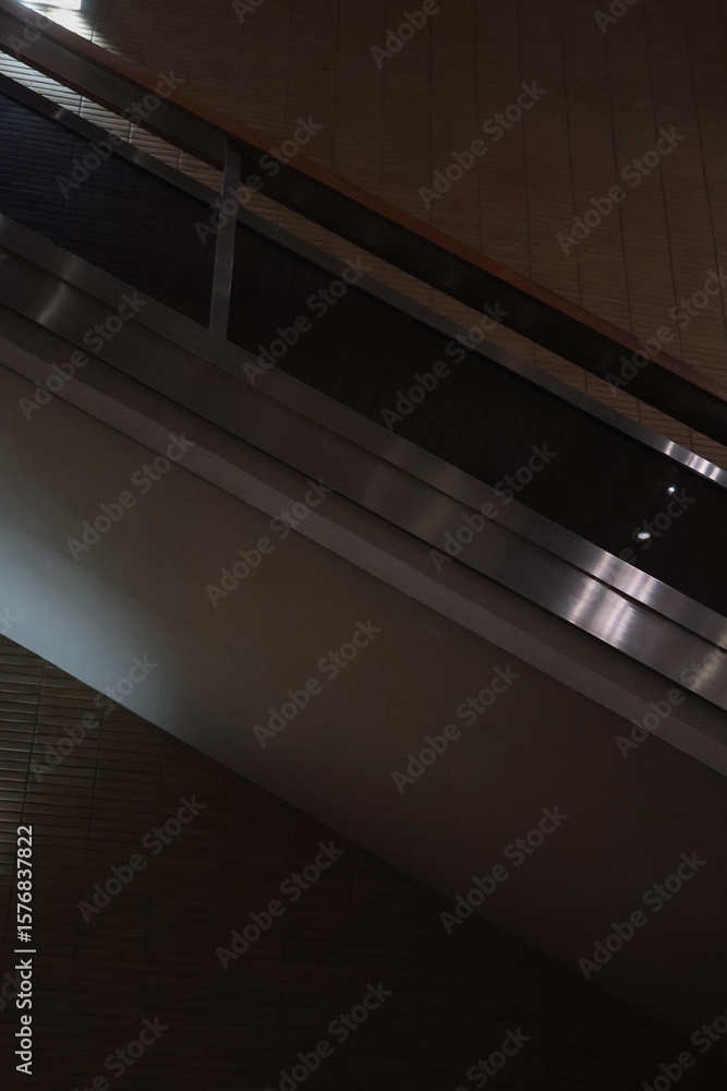 Obraz premium 薄暗い室内にある階段とエスカレーター