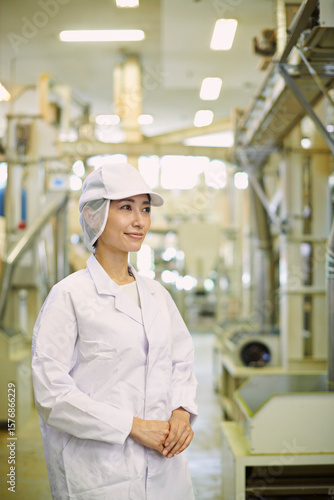 食品工場で働く30代女性作業員