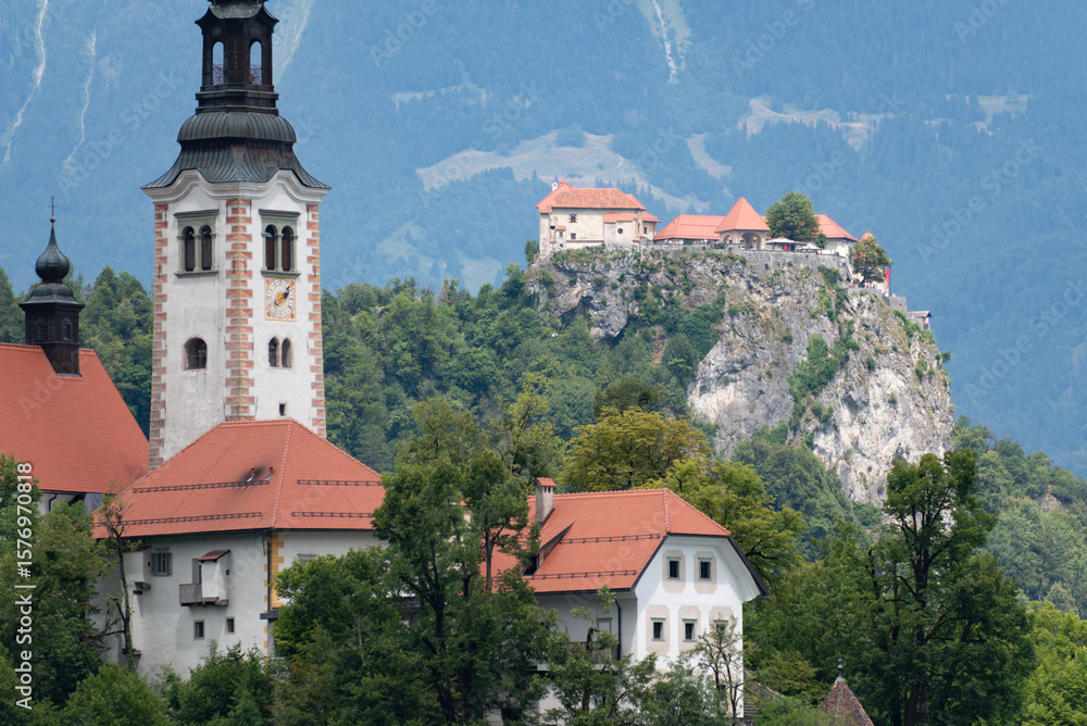 Obraz premium Der Bleder See im Nordwesten Sloweniens mit der bekannten Inselkirche Mariä Himmelfahrt, Bled, Region Oberkrain (Gorenjska), Slowenien