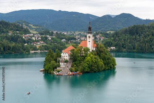 Der Bleder See im Nordwesten Sloweniens mit der bekannten Inselkirche Mariä Himmelfahrt, Bled, Region Oberkrain (Gorenjska), Slowenien