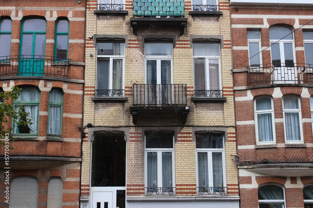 Fototapeta premium Immeuble dans un quartier calme d'Uccle, à Bruxelles