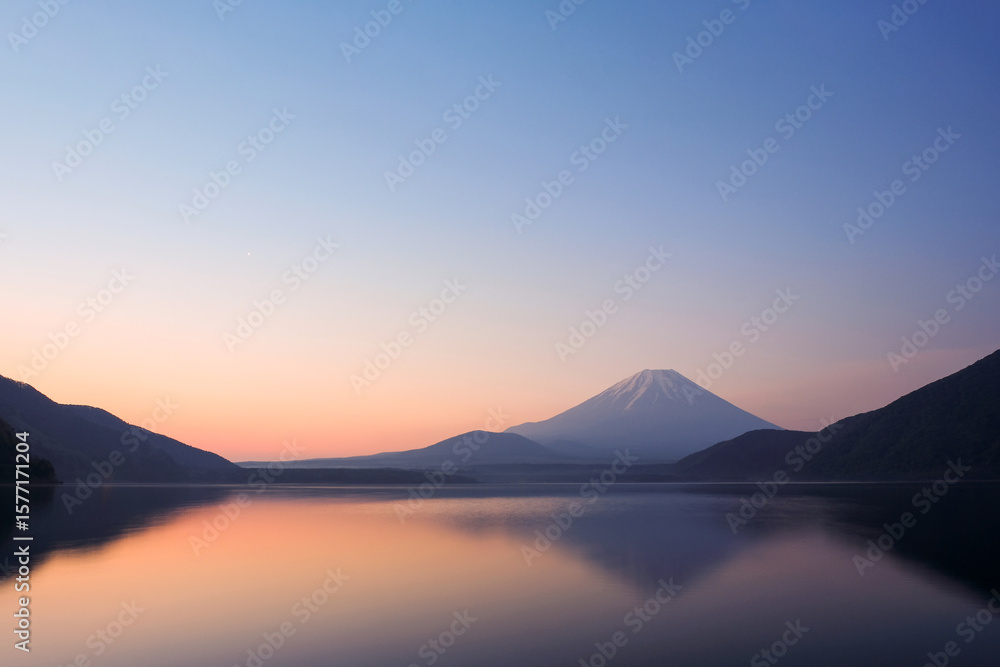 本栖湖 富士山 夜明け 本栖湖 富士山 夜明け