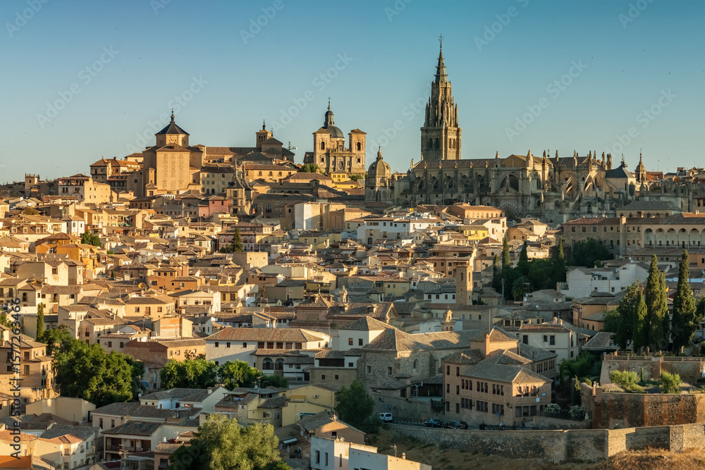 Obraz premium Sunrise view of the historic cityscape of Toledo, Castilla-La Mancha, Spain.