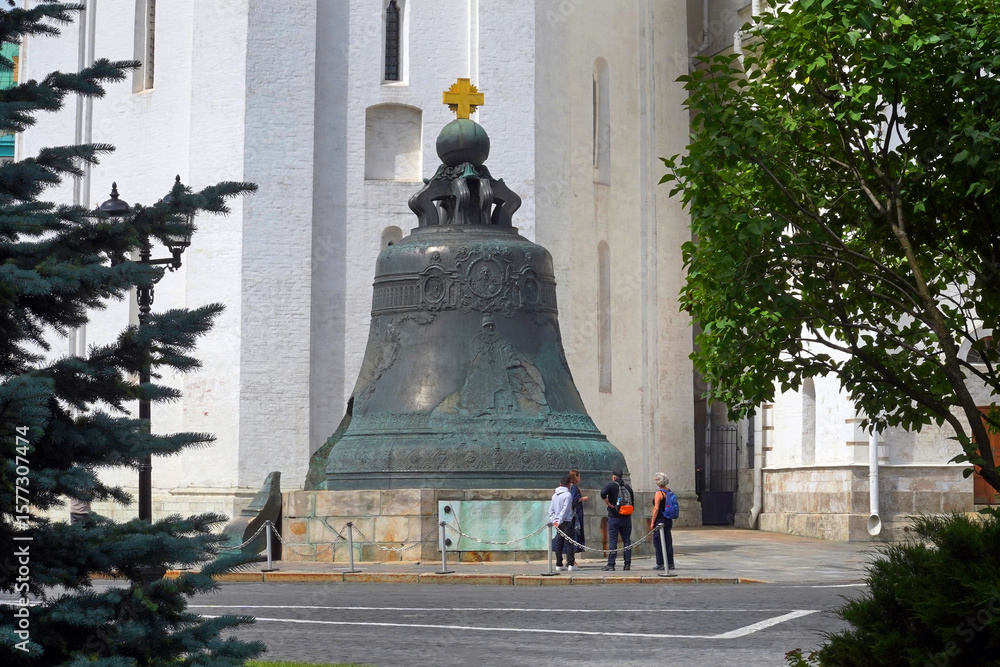 Obraz premium Moscow, Russia, 07.08.2025 The Tsar Bell in the Moscow Kremlin. Tourists are examining the Tsar Bell.