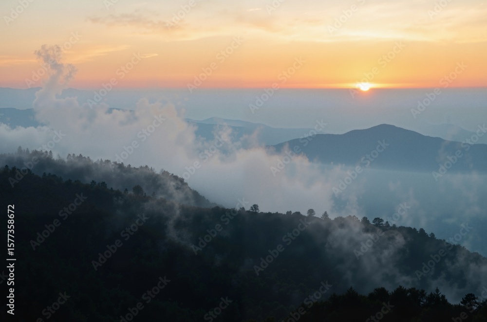 Fototapeta premium Golden Dawn Over the Mountainous Horizon