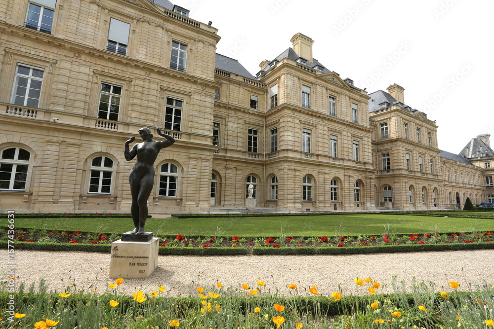 Fototapeta premium Statue de la Femme aux Pommes devant le Palais du Luxembourg