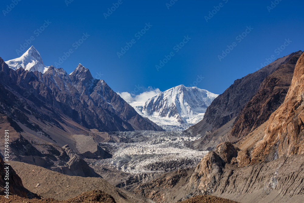 Obraz premium Shisparé Sar or Shispare Sar is one of the high mountain peaks of the Batura Muztagh, the westernmost subrange of the Karakoram range in the Gilgit-Baltistan region of Pakistan