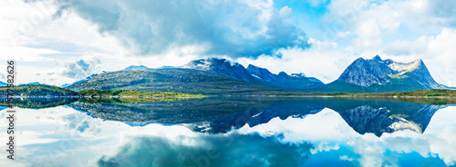 Spiegelung an einem Fjord in Norwegen