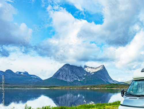 Spiegelung an einem Fjord in Norwegen