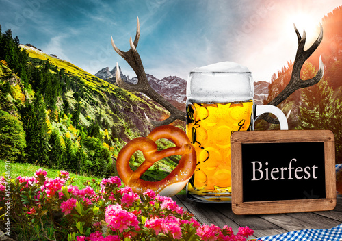 Bierfest mit Biertisch und Brezel vor Bayrischen Bergen