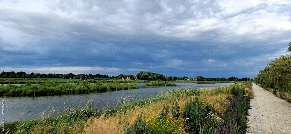 Fototapeta premium ścieżka rowerowa woda jezioro