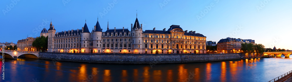 Fototapeta premium Beautiful view of Seine and Conciergerie at night in Paris, France