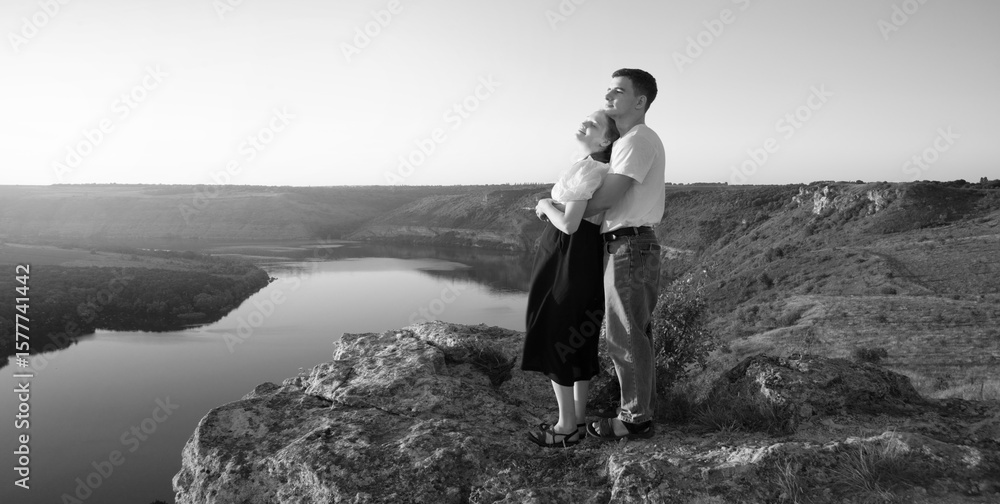 Obraz premium Husband and wife on the rock