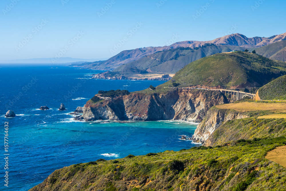 Fototapeta premium Hurricane Point overlook with Bixby Bridge, Big Sur coastline views