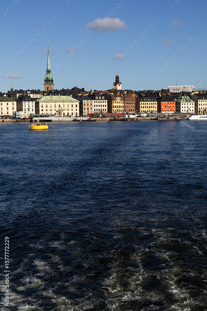 Obraz premium Stockholm Gamla stan panorama from a boat on the lake Mälaren departing towards archipelago. Spring sunny day with blue sky in capital city of Sweden.