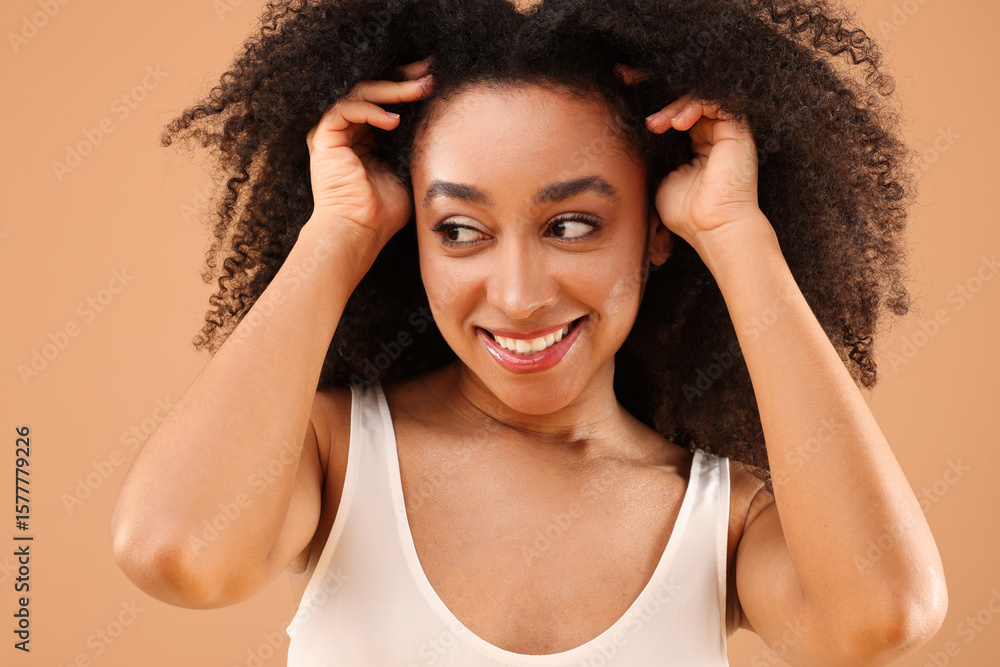 Φωτογραφία Portrait of beautiful Brazilian woman on beige background