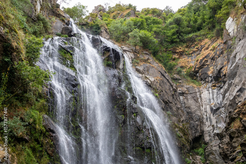 Fervenza do Toxa waterfall, a stunning 30m vertical drop in Silleda, Pontevedra, Galicia. Nature’s beauty captured in vibrant greenery and flowing water.