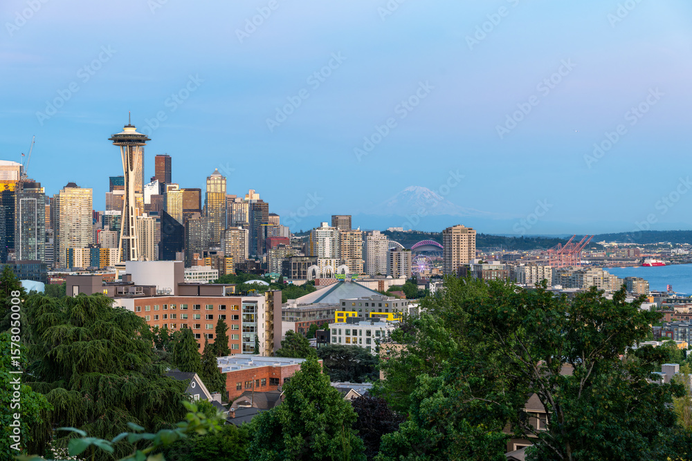 Fototapeta premium Seattle skyline at sunset