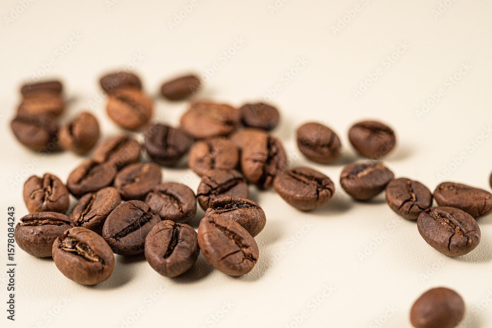 Naklejka premium Scattered coffee beans