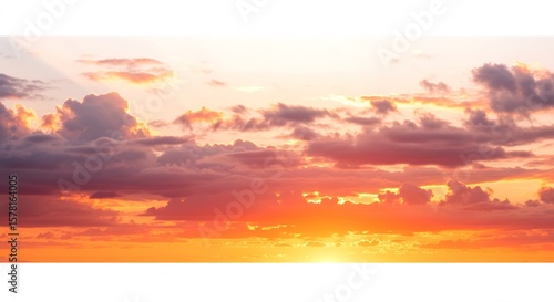 燃える夕焼け空 雲が美しく彩る 穏やかな光. AI Generated