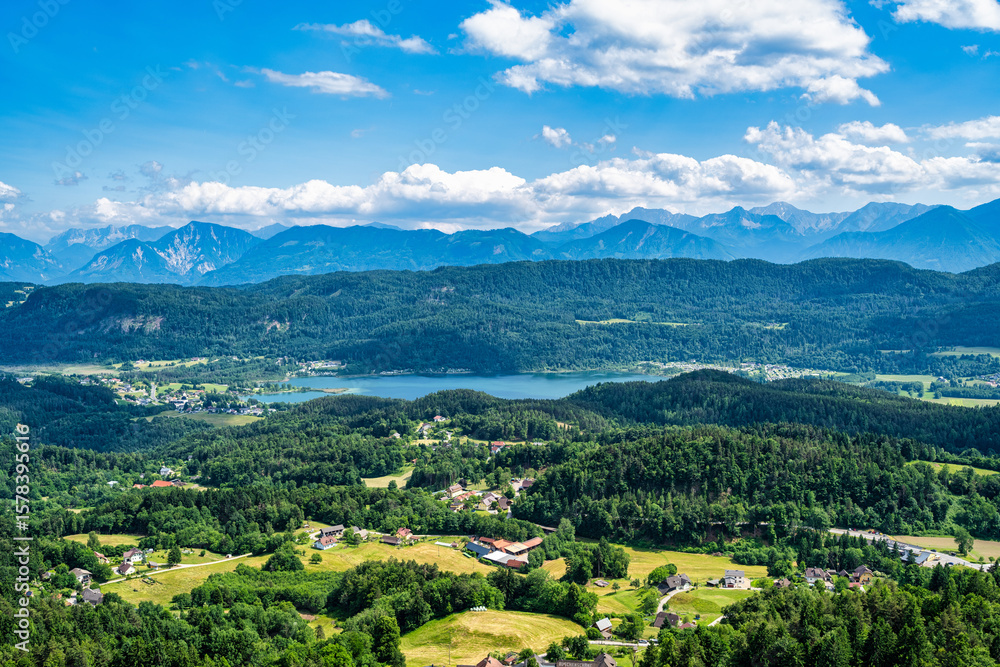 Obraz premium A view from the Pyramidenkogel observation tower on Lake Wörthersee