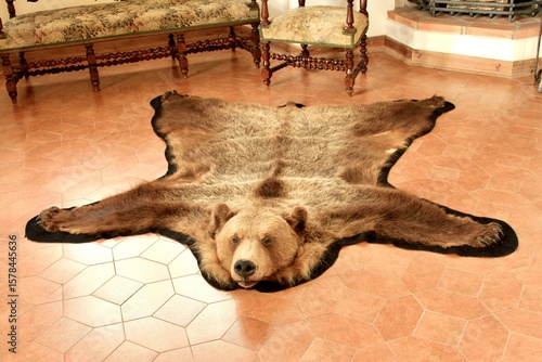 Foto The skin of a killed bear on the floor of a castle as a carpet in a medieval interior