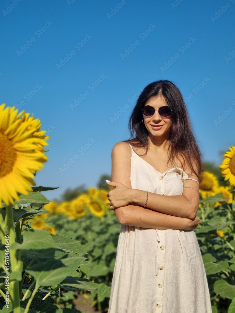 Fototapeta premium girl in a field of sunflowers