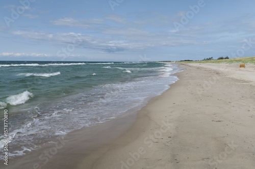 Wallpaper Mural Wellen branden am Strand des Ostseeorts Dierhagen auf dem Fischland in Mecklenburg-Vorpommern. Es ist ein sonniger und stürmischer Sommertag. Torontodigital.ca