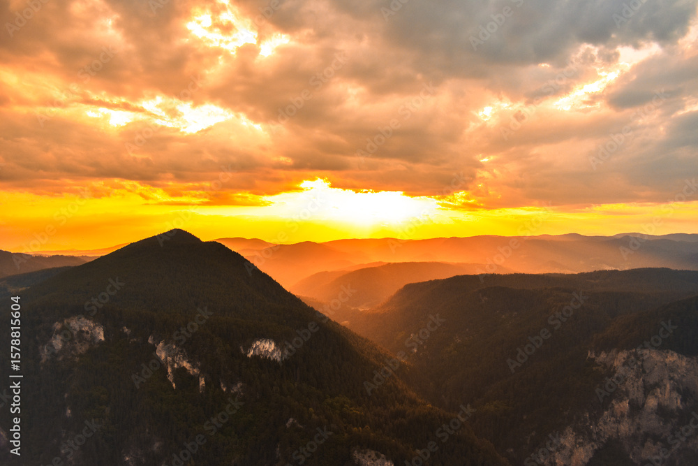 Naklejka premium sunset over the mountains