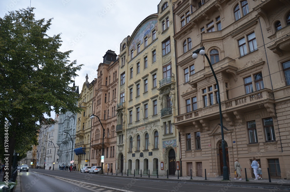 Obraz premium Cars driving along a city street, capturing the dynamic flow of urban traffic and everyday movement in a modern environment