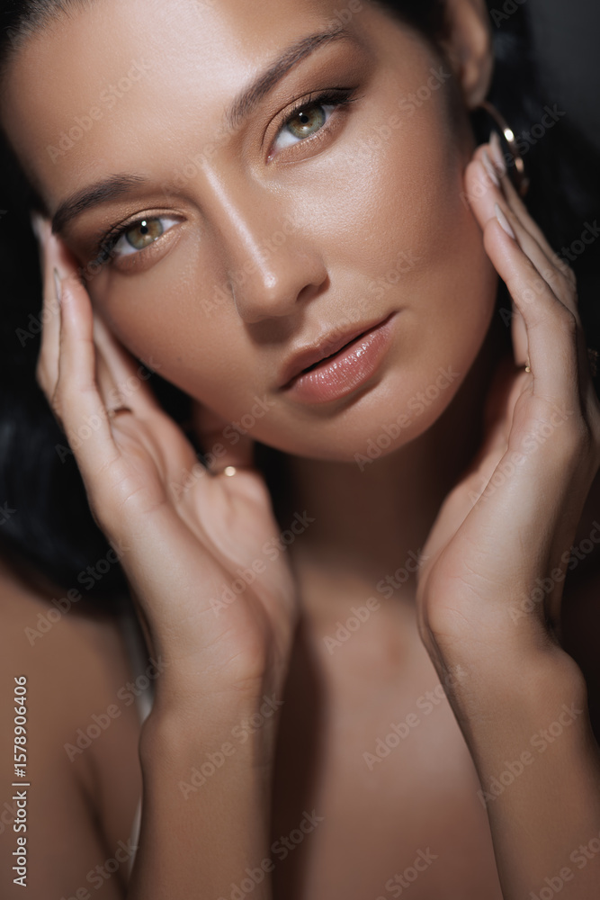 Obraz premium Elegant Woman with Tanned Skin and Captivating Eyes in Relaxed Pose