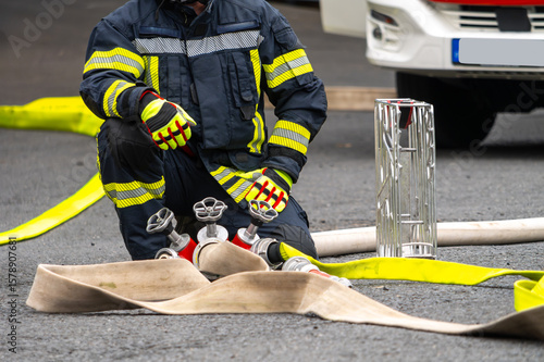 Photos On-site deployment management – firefighters secure supply and hose distributor