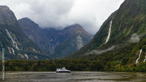 Cuadro en lienzo Ferry boat cruising through the dramatic landscape of Milford Sound, passing pow