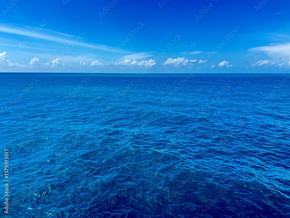 Obraz premium View Motion the waves in the blue sea 