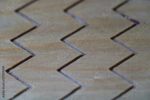 CNC-gefrästes Sperrholz mit Zickzackmuster