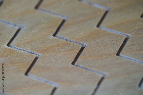 CNC-gefrästes Sperrholz mit Zickzackmuster