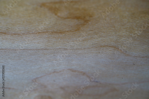 Dezente Maserung auf flacher Holzfläche