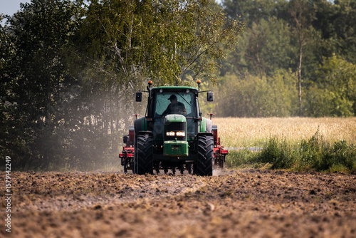 Tableau sur toile tractor in the field. Working in the field. Summer harvest time
