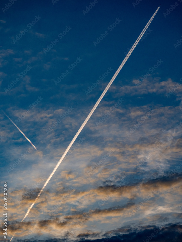 Kondensstreifen am Abendhimmel Kondensstreifen am Abendhimmel