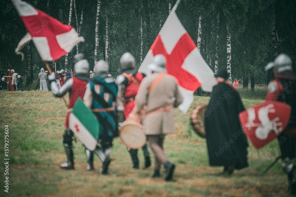 Fototapeta premium Bitwa pod Grunwaldem, średniowieczna bitwa z Krzyżakami, rekonstrukcja. Średniowieczne rycerstwo.