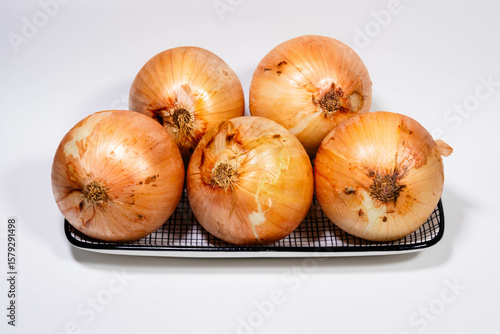 Bandeja com cebola amarela fresca, ideal para temperos e receitas do dia a dia.