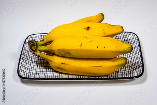 Bandeja com banana prata madura, pronta para consumo ou preparo de receitas.