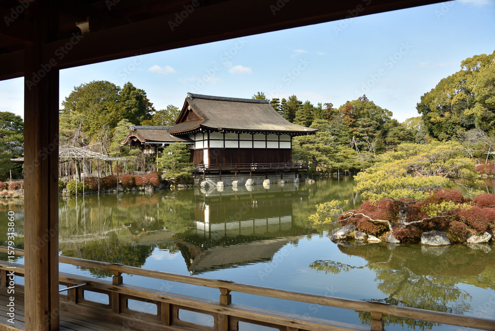 Obraz premium 平安神宮 東神苑 橋殿から見た尚美館(京都市左京区)