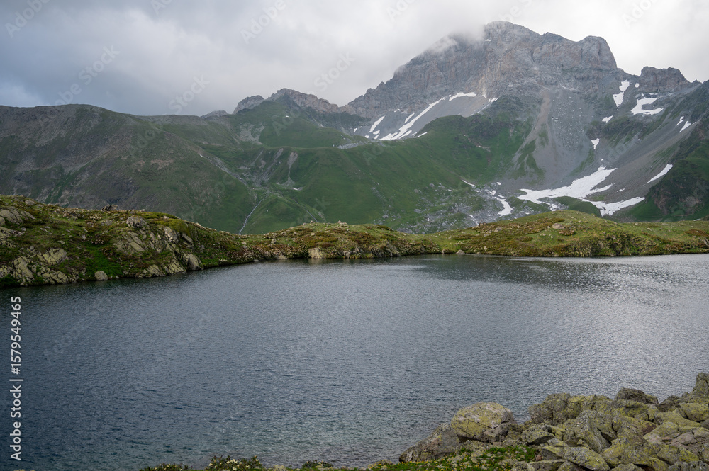 Obraz premium lake and peak