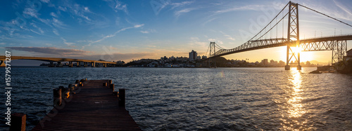 panorâmica por do sol em Florianópolis Santa Catarina Brasil e a ponte Hercílio Luz  Florianopolis e esquerda parte do pier 