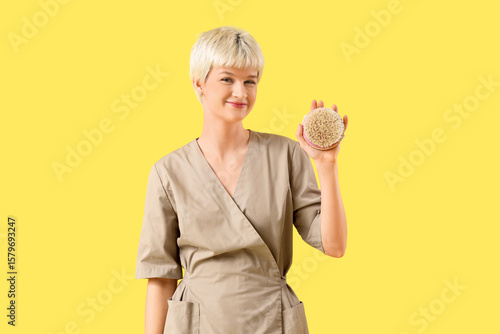 Female massage therapist wi...