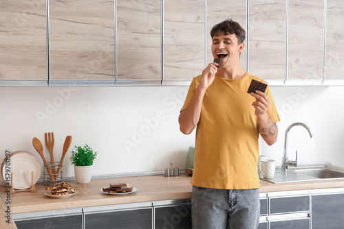 Handsome young man eating s...