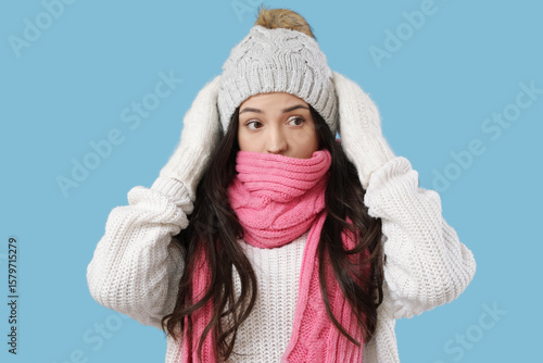 Frozen young woman in winte...