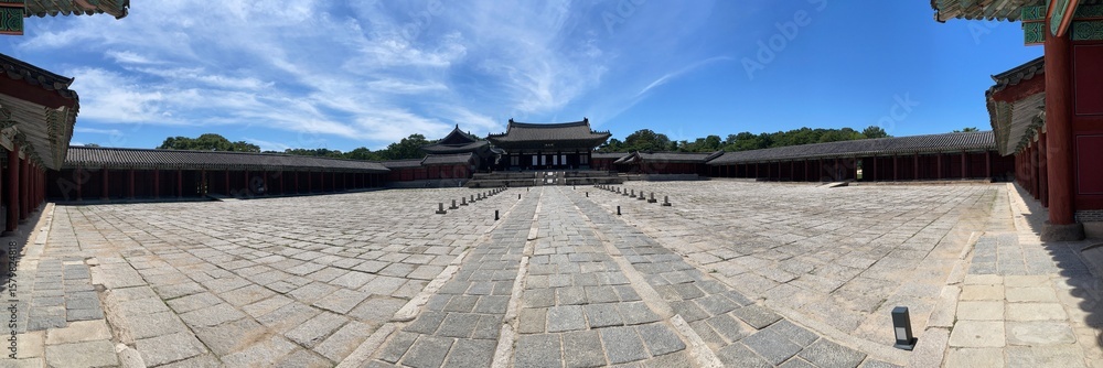 Fototapeta premium 창경궁 명정전, 서울, 대한민국 - 2025년 7월 12일 촬영 Myeongjeongjeon Hall of Changgyeonggung Palace, Seoul South korea - pictured 12 July 2025. 